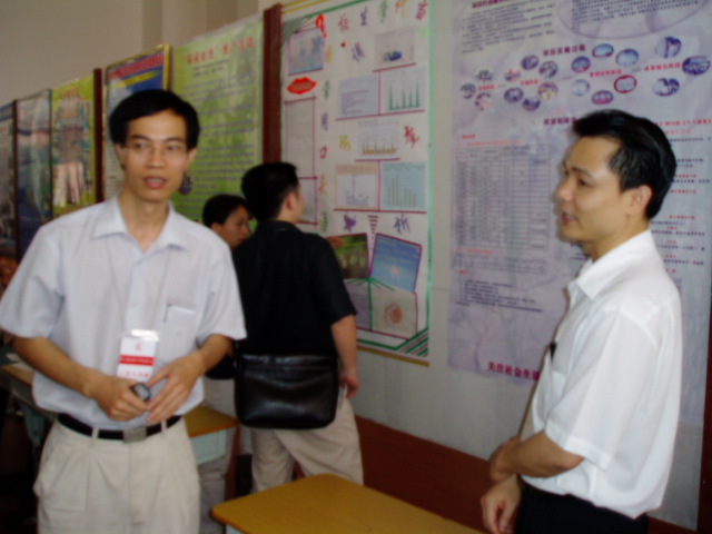 获得发明创造类一等奖的符琼雷同学向省科协领导介绍自己的作品"坐姿