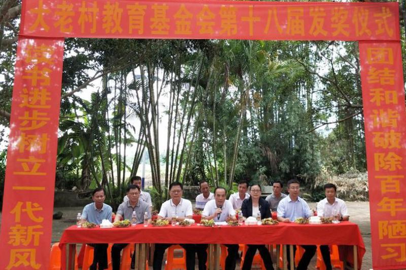 原海南省人大常委会副主任陈海波、儋州市人民政府副市长王凌融分别向所有学子寄语