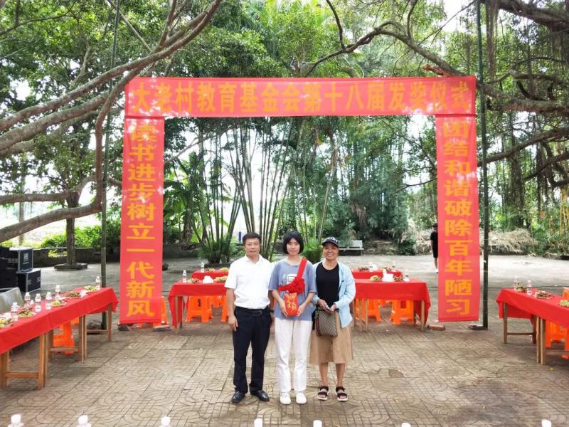 儋州市第一中学副校长秦德胜勉励卢冠雯同学未来要更高更强