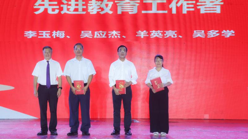 党委委员、副校长秦德胜为“先进教育工作者”获奖者颁奖