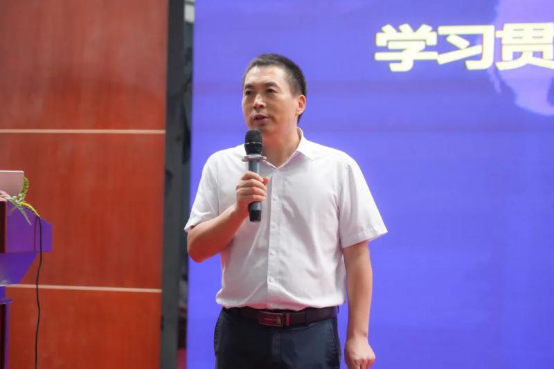 党委副书记、校长助理欧远见在学习动员会上讲话