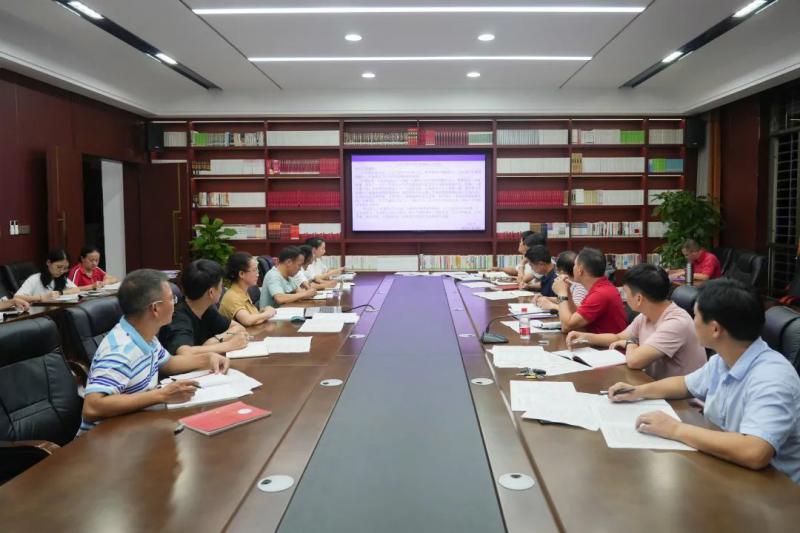 行政后勤党支部集中学习