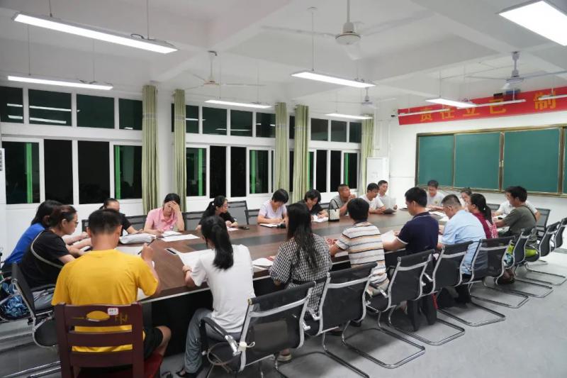高一年级党支部集中学习