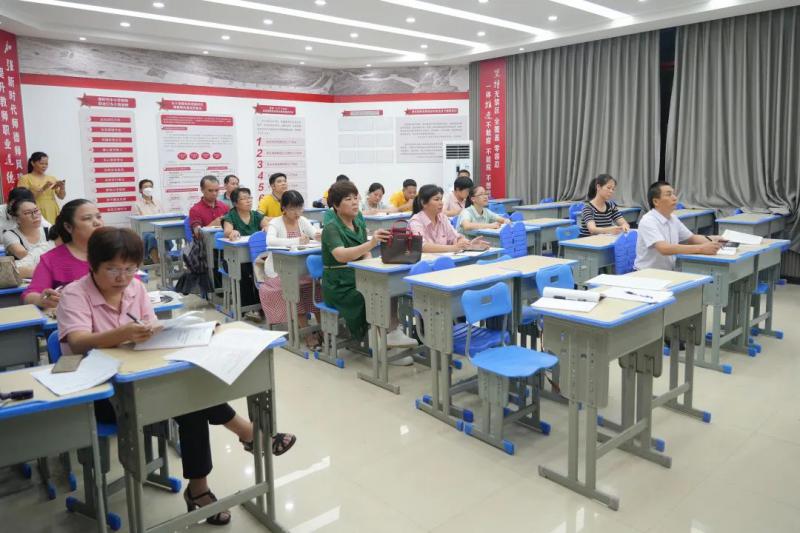 初中党支部集中学习