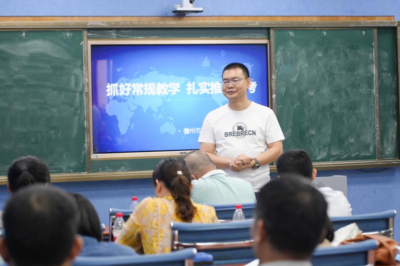 ▲儋州一中初中部副主任许继裘主持