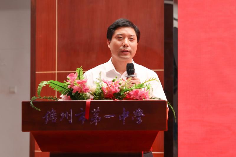 ▲新任工会主席李兴保作表态发言