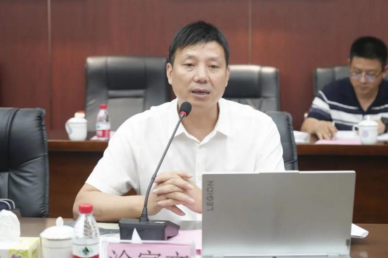 儋州一中党委书记、校长涂家文介绍学校情况